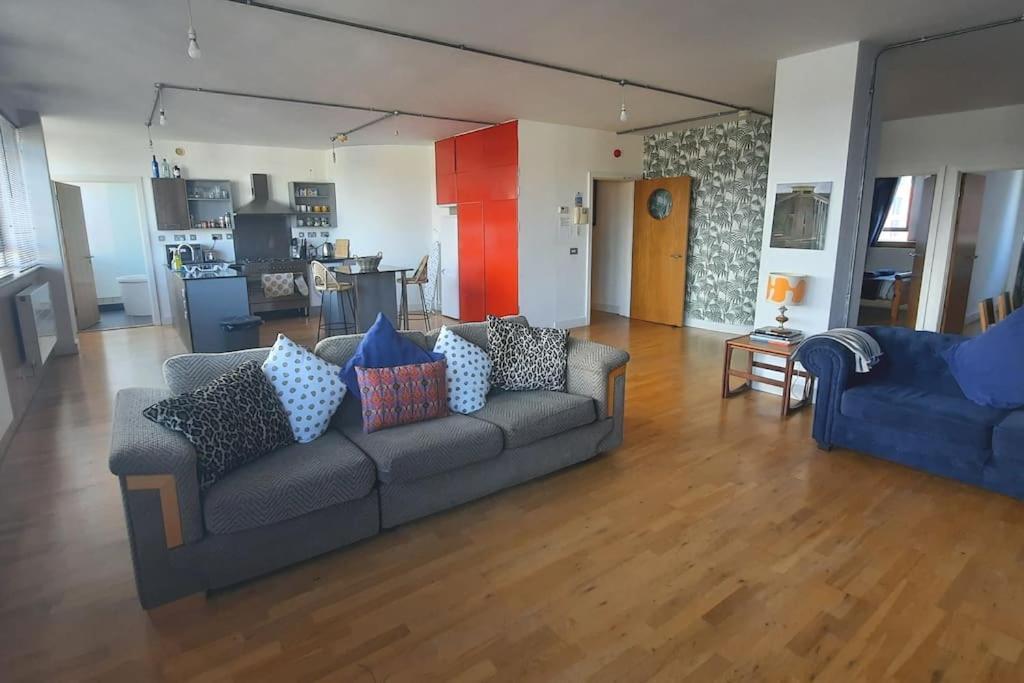 Trendy, Urban Open Plan Apartment 布里斯托 外观 照片