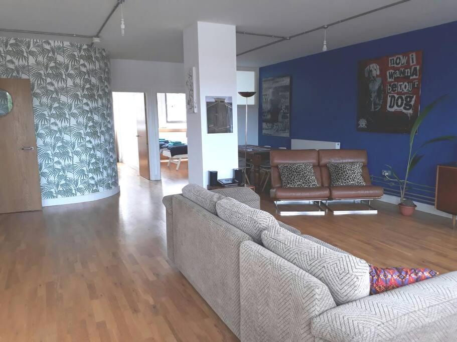 Trendy, Urban Open Plan Apartment 布里斯托 外观 照片